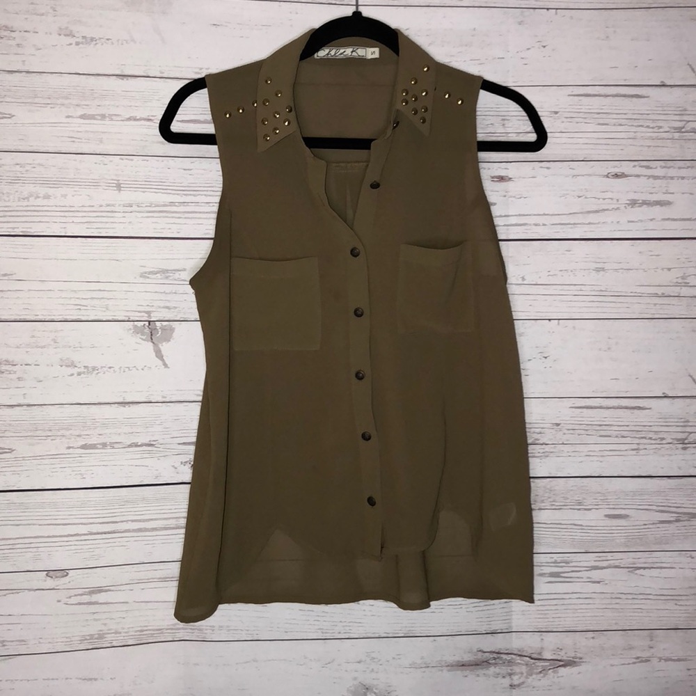 Chloe K brand sleeveless blouse